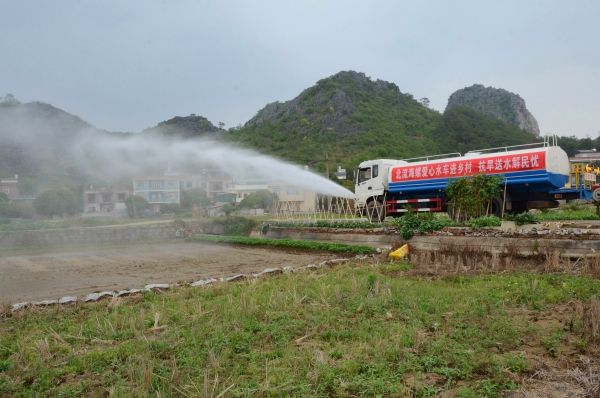 北流海螺開展愛(ài)心水車進(jìn)鄉(xiāng)村活動(dòng)，幫助群眾澆灌土地_副本