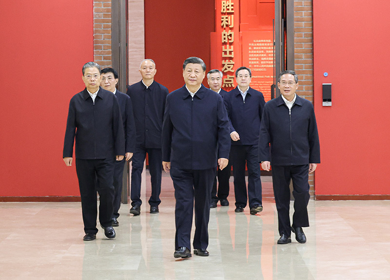 　　10月27日，中共中央總書記、國家主席、中央軍委主席習近平帶領(lǐng)中共中央政治局常委李強、趙樂際、王滬寧、蔡奇、丁薛祥、李希，瞻仰延安革命紀念地。這是習近平等在延安革命紀念館，參觀《偉大歷程——中共中央在延安十三年歷史陳列》。