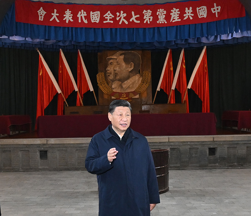 　　10月27日，中共中央總書記、國家主席、中央軍委主席習近平帶領(lǐng)中共中央政治局常委李強、趙樂際、王滬寧、蔡奇、丁薛祥、李希，瞻仰延安革命紀念地。這是習近平在楊家?guī)X瞻仰中共七大會址。