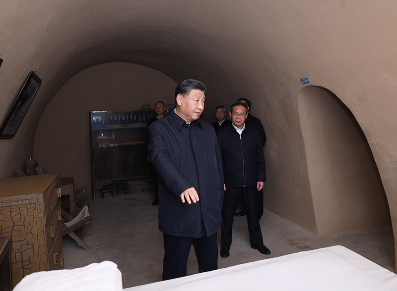 　　10月27日，中共中央總書記、國家主席、中央軍委主席習近平帶領(lǐng)中共中央政治局常委李強、趙樂際、王滬寧、蔡奇、丁薛祥、李希，瞻仰延安革命紀念地。這是習近平等在楊家?guī)X參觀毛澤東舊居。