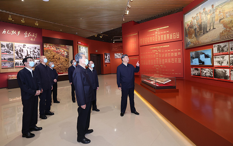 　　10月27日，中共中央總書記、國家主席、中央軍委主席習近平帶領(lǐng)中共中央政治局常委李強、趙樂際、王滬寧、蔡奇、丁薛祥、李希，瞻仰延安革命紀念地。這是習近平等在延安革命紀念館，參觀《偉大歷程——中共中央在延安十三年歷史陳列》。