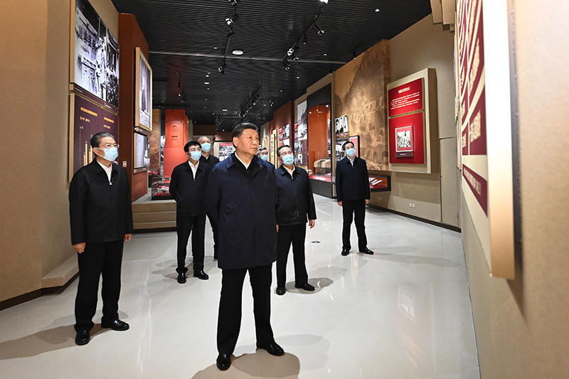 　　10月27日，中共中央總書記、國家主席、中央軍委主席習近平帶領(lǐng)中共中央政治局常委李強、趙樂際、王滬寧、蔡奇、丁薛祥、李希，瞻仰延安革命紀念地。這是習近平等在延安革命紀念館，參觀《偉大歷程——中共中央在延安十三年歷史陳列》。