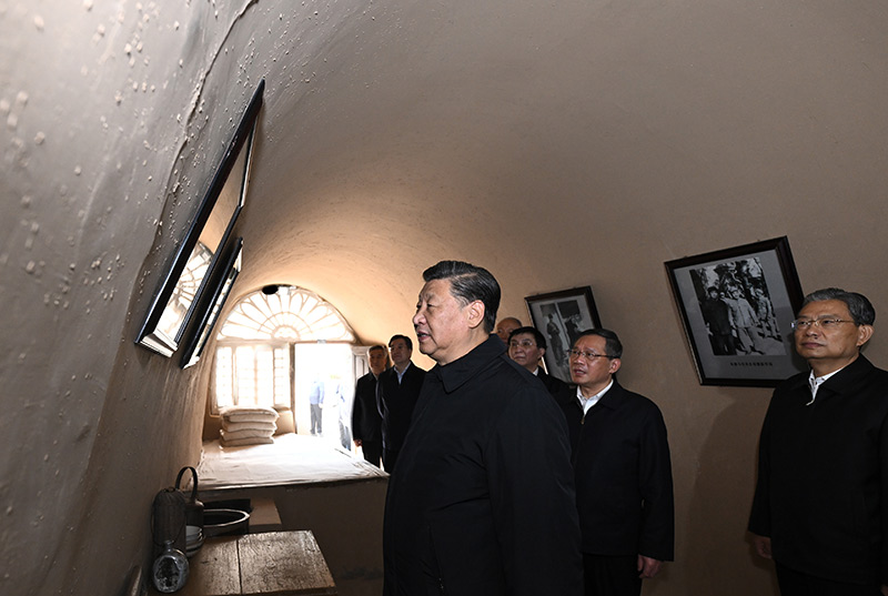 　　10月27日，中共中央總書記、國家主席、中央軍委主席習近平帶領(lǐng)中共中央政治局常委李強、趙樂際、王滬寧、蔡奇、丁薛祥、李希，瞻仰延安革命紀念地。這是習近平等在楊家?guī)X參觀朱德舊居。