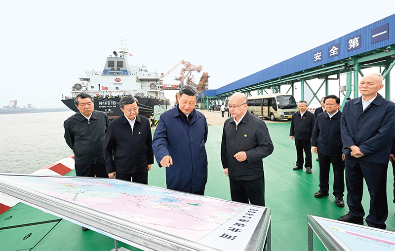 2023年5月11日至12日，中共中央總書記、國家主席、中央軍委主席習(xí)近平在河北考察，并主持召開深入推進(jìn)京津冀協(xié)同發(fā)展座談會。這是11日下午，習(xí)近平在滄州市黃驊港煤炭港區(qū)碼頭考察。 新華社記者 李學(xué)仁/攝